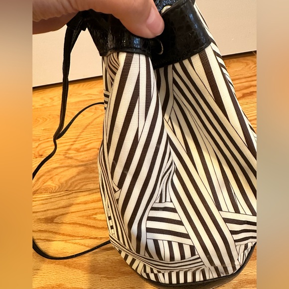 Henri Bendel drawstring bucket bag - Picture 7 of 8